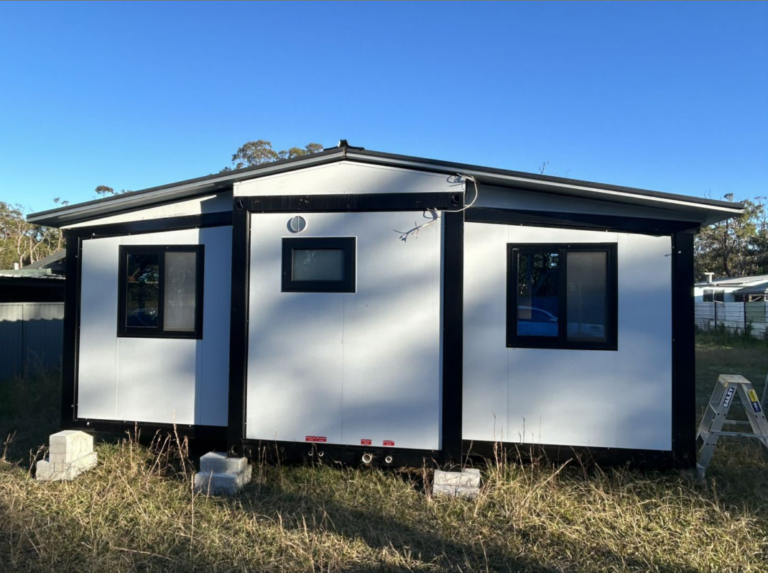 黑框白墙带屋顶 (2)